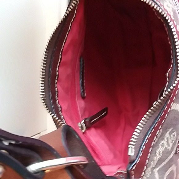 ❤ Dooney&Bourke Heart Design with Gold Accents Very Good Condition - Picture 8 of 9